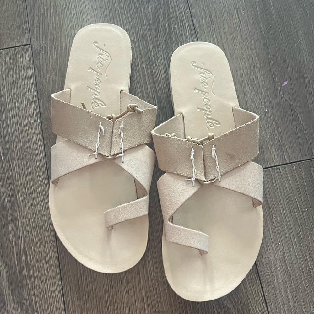 EUC Free people Sophie leather toe ring flat sandals